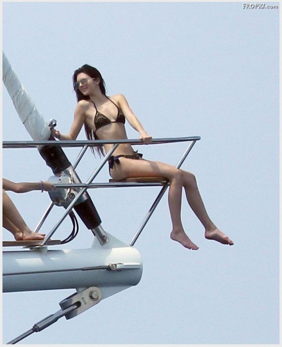 Kim-Kardashian-Kendall-bikini-pictures- photos-3