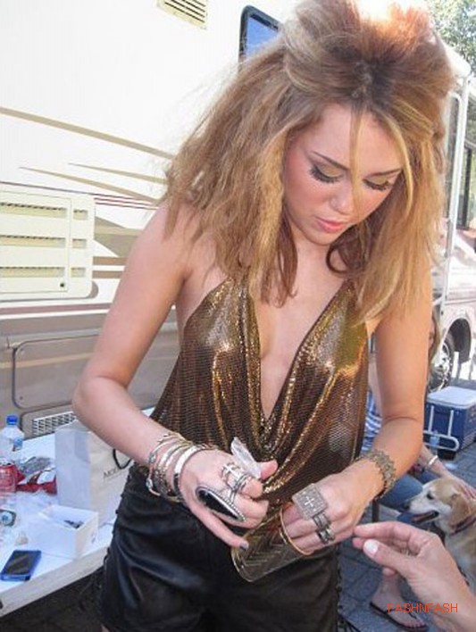 Miley-Cyrus-on-the-Set-of-Who-Owns-My-Heart-Music-Video-Pictures-1