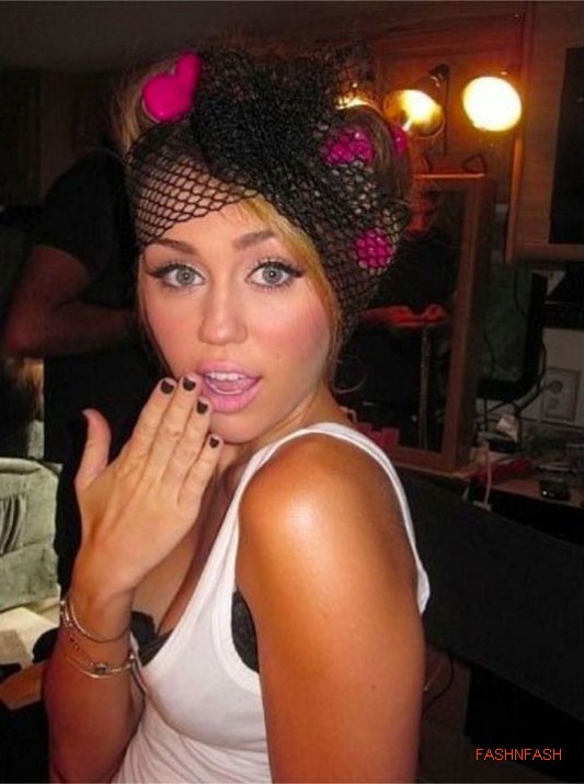 Miley-Cyrus-on-the-Set-of-Who-Owns-My-Heart-Music-Video-Pictures-2