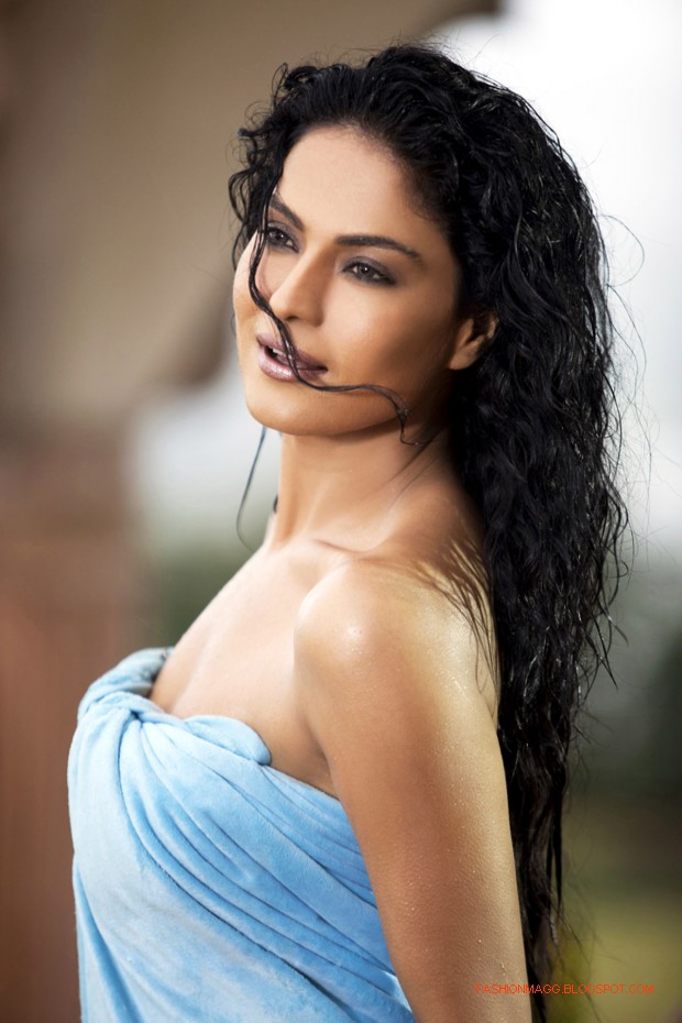 Veena-Malik-In-Daal-Mein-Kuch-Kaala-Hai-Movie-Still-Pictures-Photoshoot-2012-3