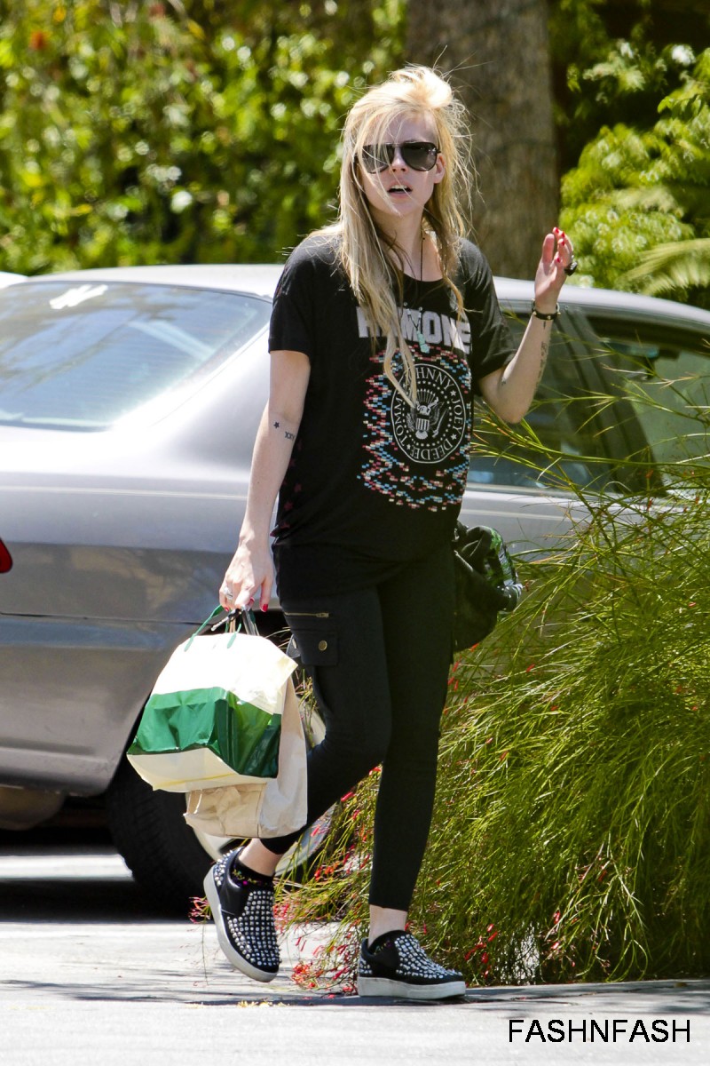 Avril-Lavigne-Heading-to-the-Recording-Studio-Photoshoot-2012-1