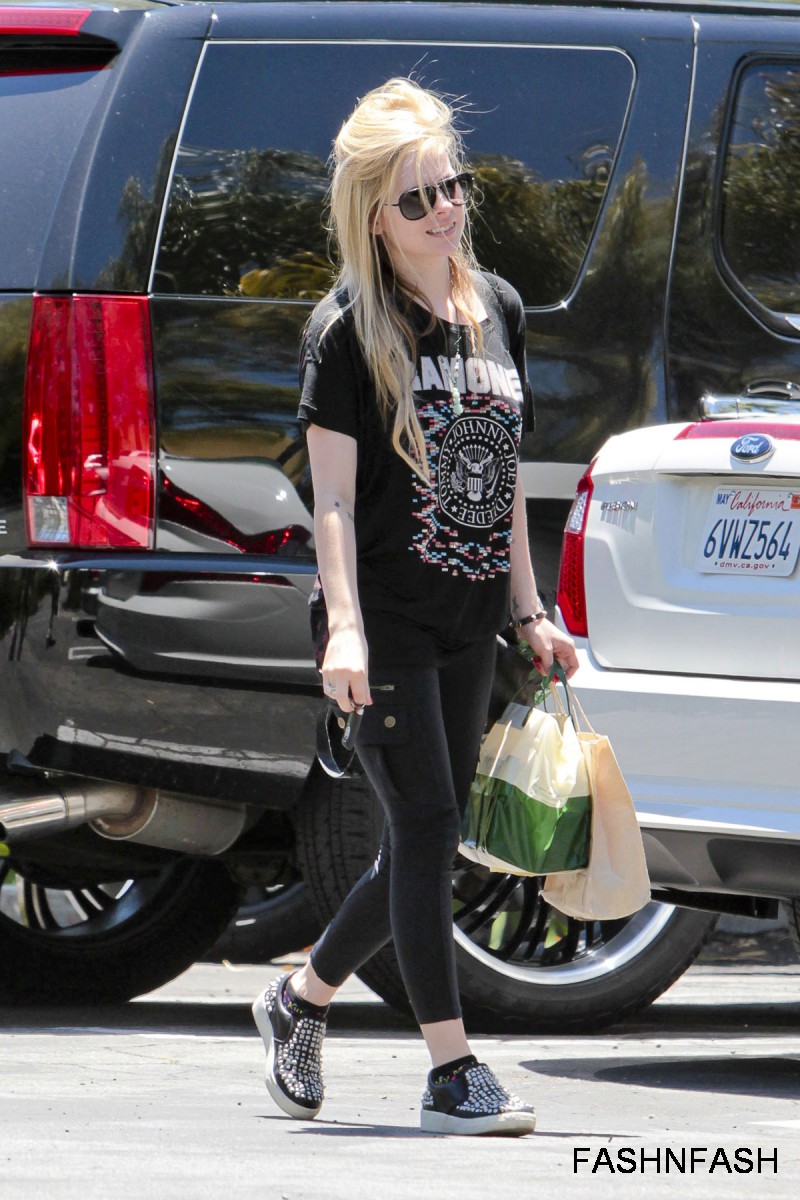 Avril-Lavigne-Heading-to-the-Recording-Studio-Photoshoot-2012-2