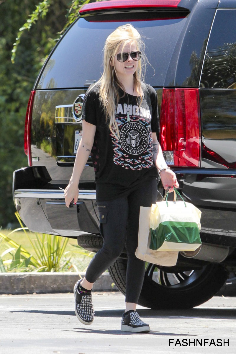 Avril-Lavigne-Heading-to-the-Recording-Studio-Photoshoot-2012-3