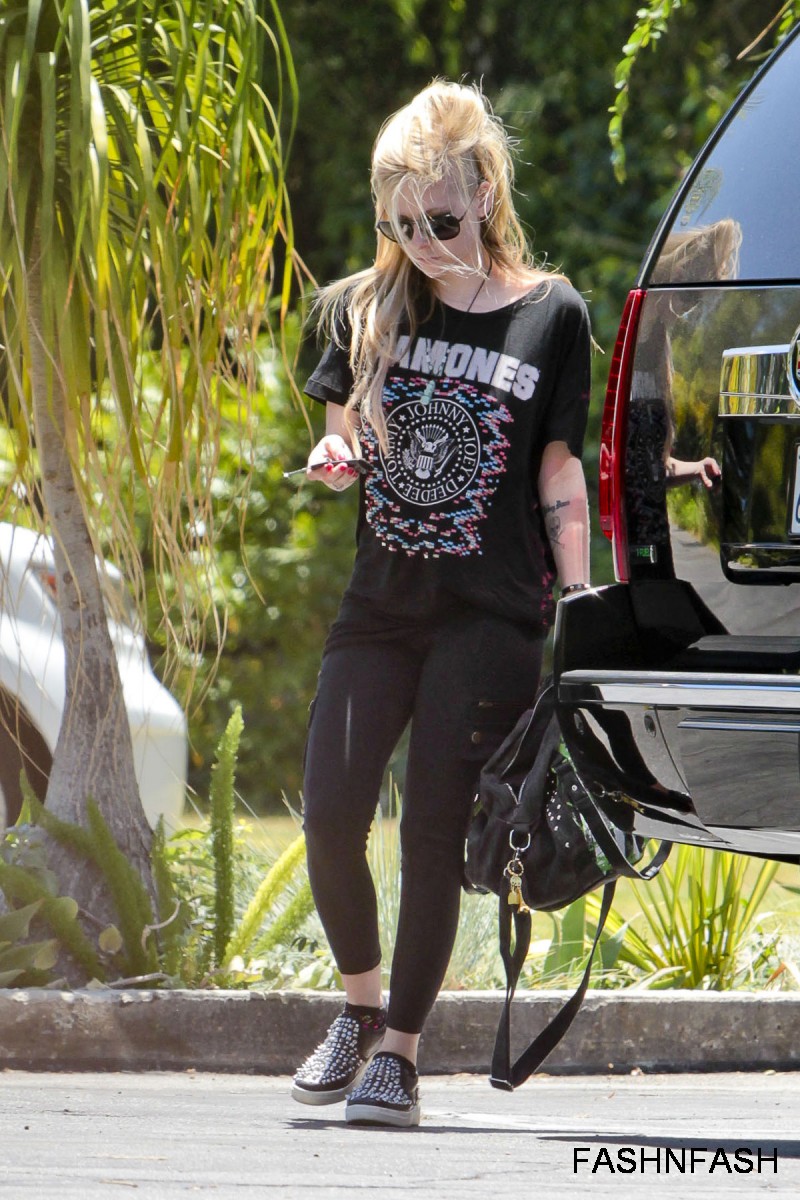 Avril-Lavigne-Heading-to-the-Recording-Studio-Photoshoot-2012-4