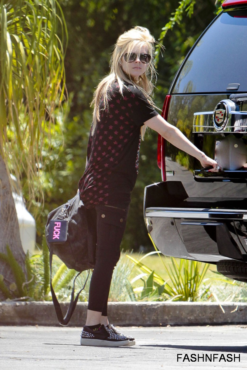 Avril-Lavigne-Heading-to-the-Recording-Studio-Photoshoot-2012-5