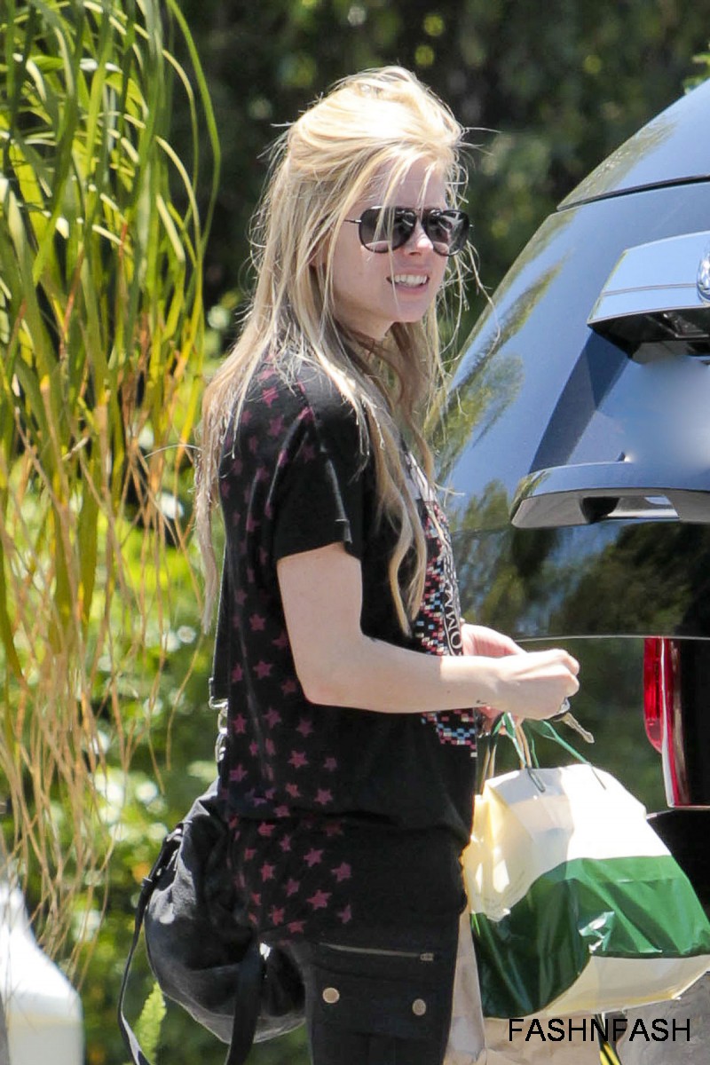 Avril-Lavigne-Heading-to-the-Recording-Studio-Photoshoot-2012-6