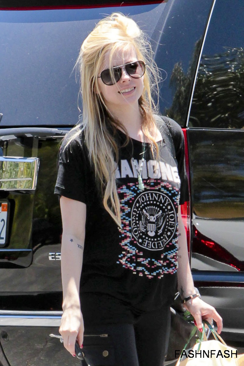 Avril-Lavigne-Heading-to-the-Recording-Studio-Photoshoot-2012-7