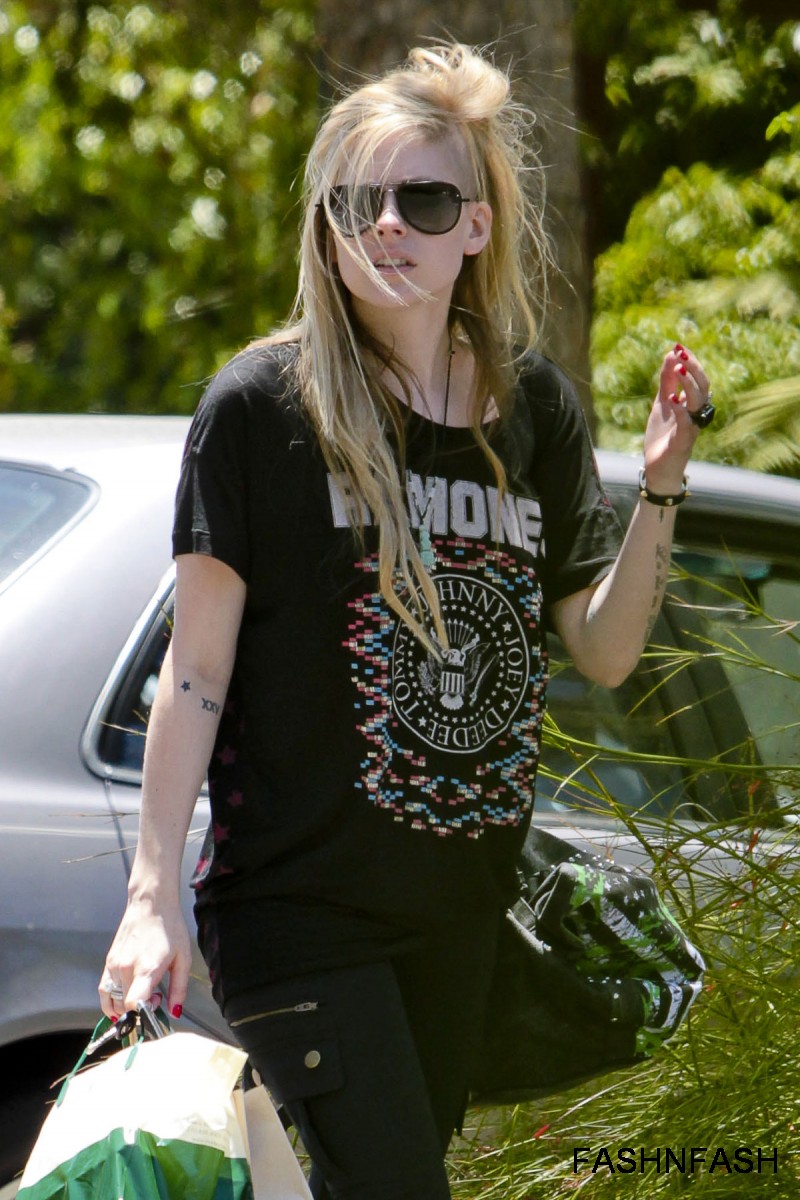 Avril-Lavigne-Heading-to-the-Recording-Studio-Photoshoot-2012-