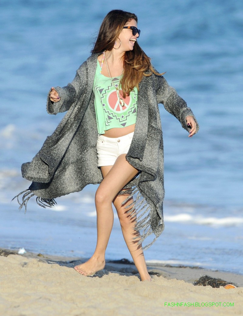 Selena-Gomez-in-Malibu-Beach-Bikini-Hot-Pictures-Photoshoot-2012-4