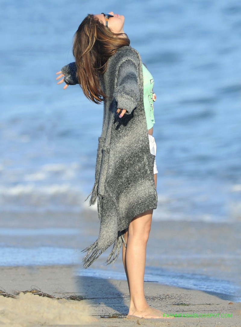 Selena-Gomez-in-Malibu-Beach-Bikini-Hot-Pictures-Photoshoot-2012-5