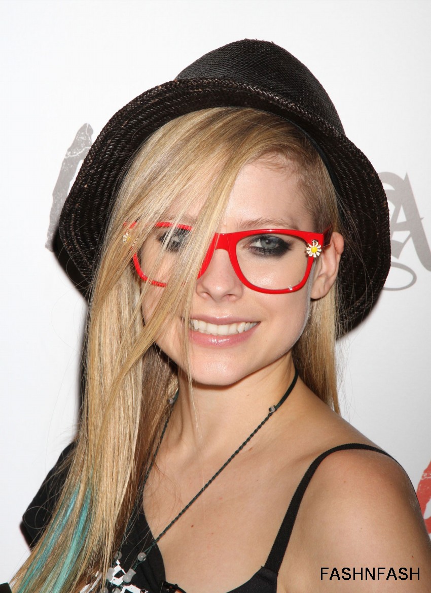 Avril-Lavigne-at-he-MAGIC-Convention-in-Las-Vegas-Pictures-Photoshoot-