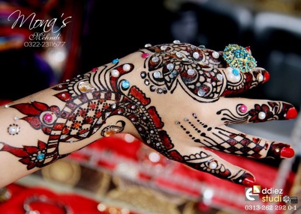 Beautiful-Indian-Bridal-Wedding-New-Mehndi-Designs-Embroidery-Dulhan-Feet-Mehndi-1