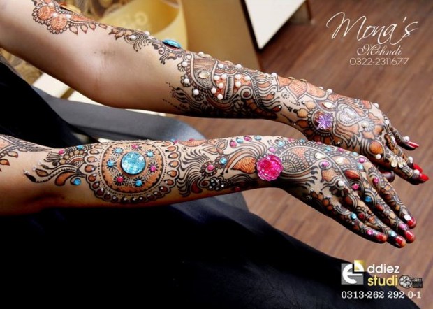 Beautiful-Indian-Bridal-Wedding-New-Mehndi-Designs-Embroidery-Dulhan-Feet-Mehndi-2