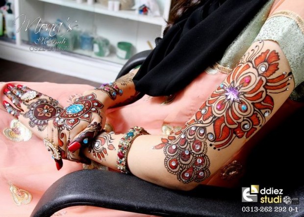 Beautiful-Indian-Bridal-Wedding-New-Mehndi-Designs-Embroidery-Dulhan-Feet-Mehndi-4