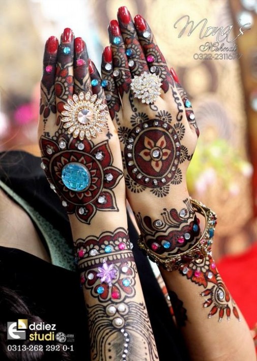 Beautiful-Indian-Bridal-Wedding-New-Mehndi-Designs-Embroidery-Dulhan-Feet-Mehndi-5