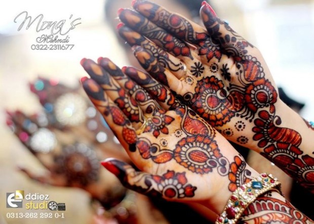 Beautiful-Indian-Bridal-Wedding-New-Mehndi-Designs-Embroidery-Dulhan-Feet-Mehndi-