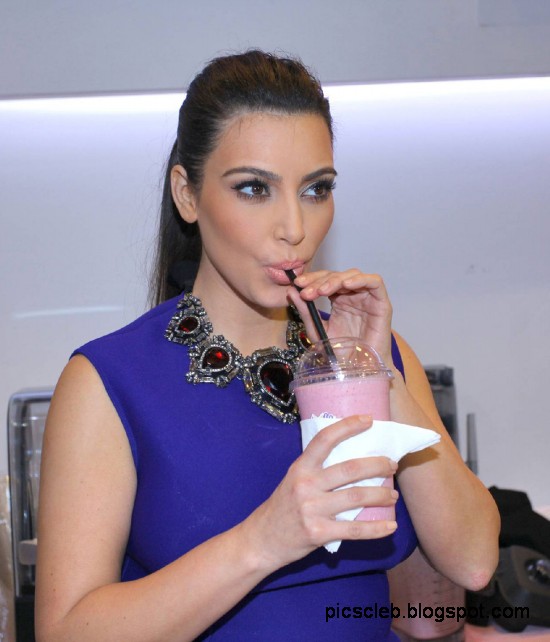 Kim-Kardashian-at-Opening-of-Millions-of-Milkshakes-Store-in-Bahrain-Pictures-Photos-1