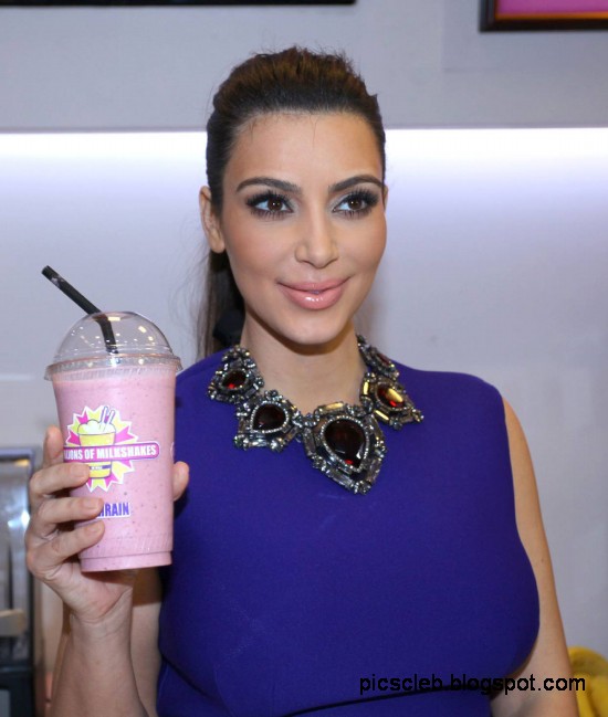 Kim-Kardashian-at-Opening-of-Millions-of-Milkshakes-Store-in-Bahrain-Pictures-Photos-2