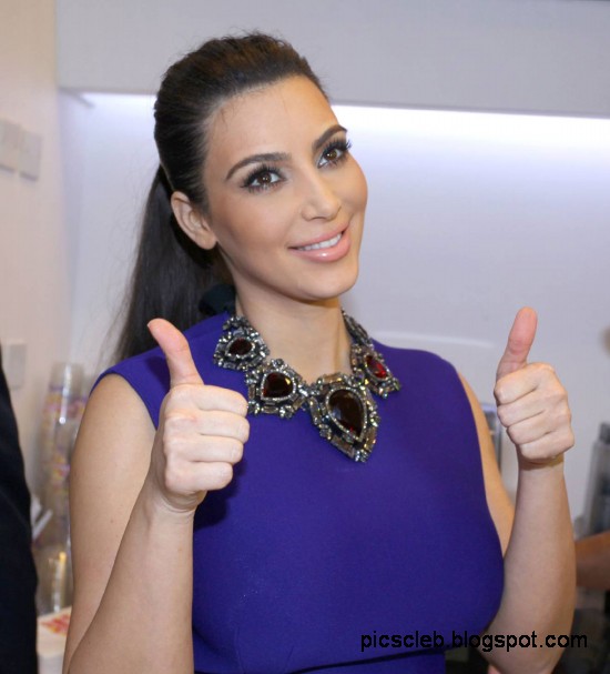 Kim-Kardashian-at-Opening-of-Millions-of-Milkshakes-Store-in-Bahrain-Pictures-Photos-