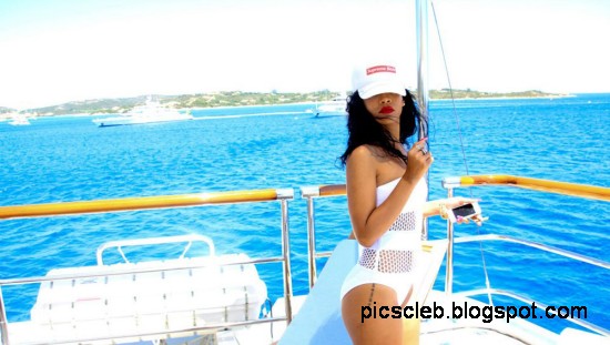 Rihanna-in-Bikini-on-Vaca-Yacht-Pictures-Photos-1