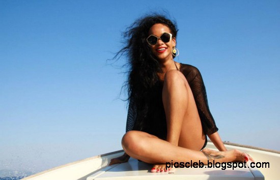 Rihanna-in-Bikini-on-Vaca-Yacht-Pictures-Photos-2