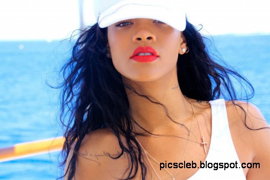 Rihanna-in-Bikini-on-Vaca-Yacht-Pictures-Photos-3
