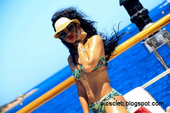 Rihanna-in-Bikini-on-Vaca-Yacht-Pictures-Photos-4