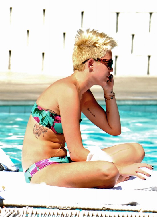Miley-Cyrus-in-Bikini-at-Palm-Desert-Hotels-Pool-Pictures-Photos-1