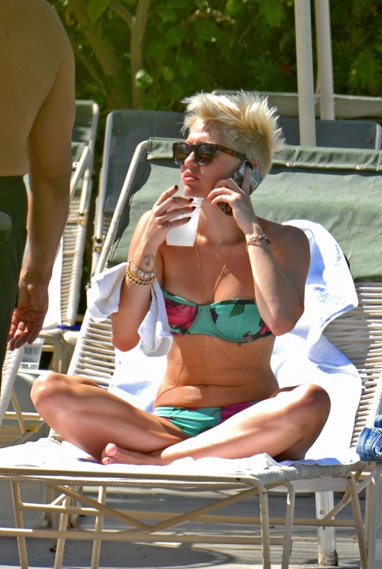Miley-Cyrus-in-Bikini-at-Palm-Desert-Hotels-Pool-Pictures-Photos-3