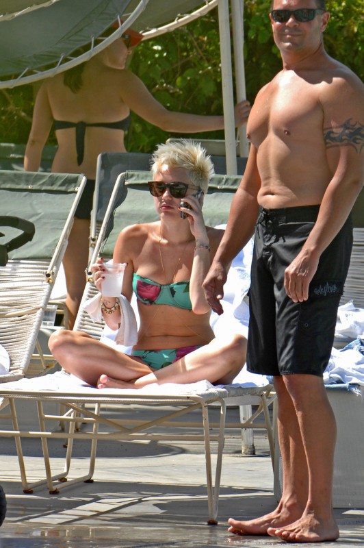 Miley-Cyrus-in-Bikini-at-Palm-Desert-Hotels-Pool-Pictures-Photos-5