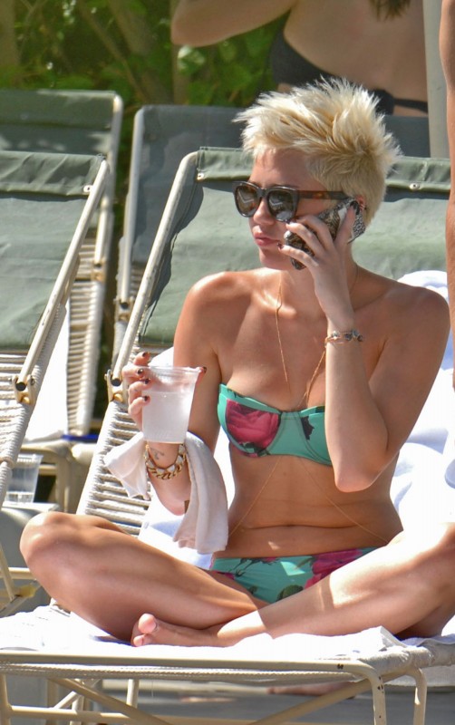 Miley-Cyrus-in-Bikini-at-Palm-Desert-Hotels-Pool-Pictures-Photos-7