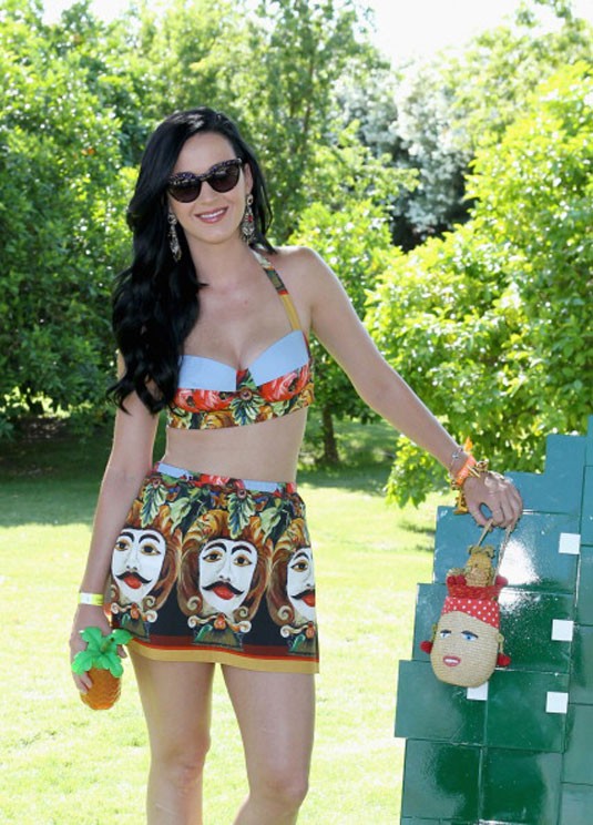 Katy-Perry-in-Bikini-Top-at-LaCoste-Live-Desert-Pool-Party-in-Celebration-of-Coachella-Pictures-3