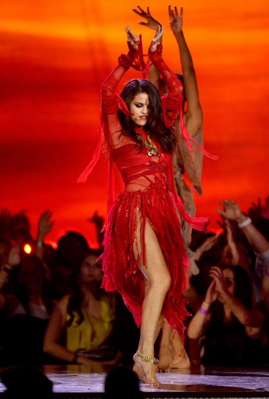 Selena-Gomez-at-2013-MTV-Movie-Awards-in-Culver-City-Pictures-Photos-3