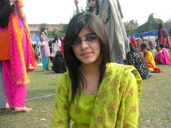 Pakistani-Girls-Wallpapers-HD-HQ-Beautiful-Cute-Pakistani-Girls-Images-Photo-4