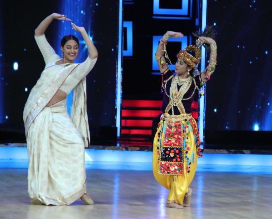 Sonakshi-Sinha-Lootera-Team-At-Star-Plus-India-Dancing-Superstar-Show-Pictures-Photo-1