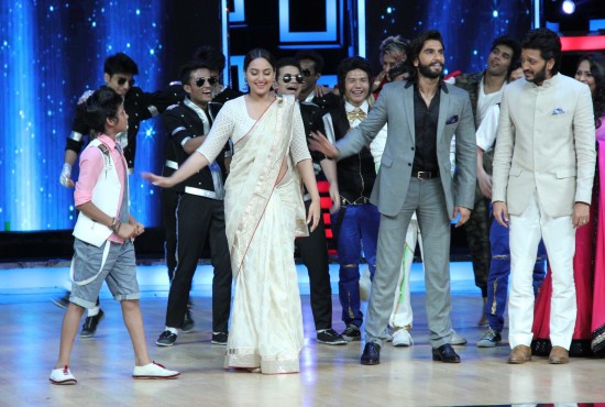 Sonakshi-Sinha-Lootera-Team-At-Star-Plus-India-Dancing-Superstar-Show-Pictures-Photo-3