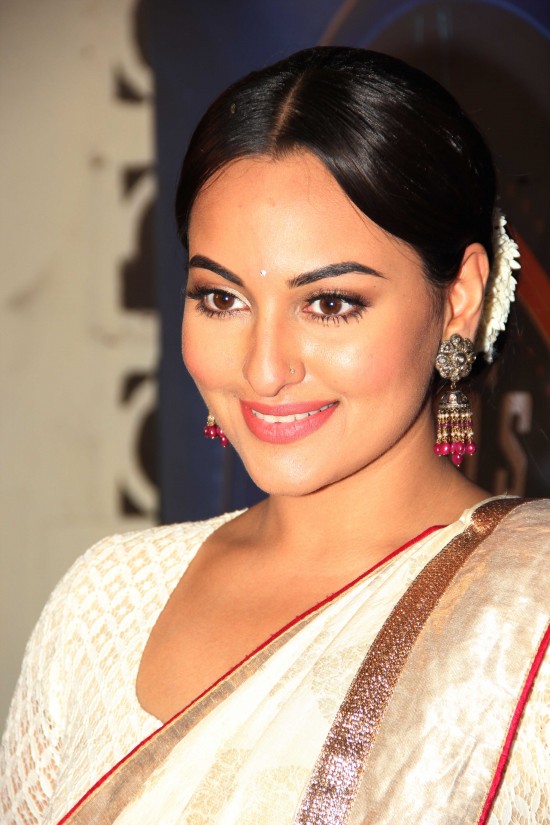 Sonakshi-Sinha-Lootera-Team-At-Star-Plus-India-Dancing-Superstar-Show-Pictures-Photo-4