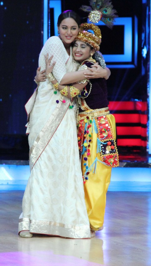 Sonakshi-Sinha-Lootera-Team-At-Star-Plus-India-Dancing-Superstar-Show-Pictures-Photo-8