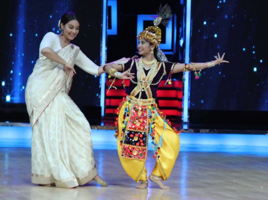 Sonakshi-Sinha-Lootera-Team-At-Star-Plus-India-Dancing-Superstar-Show-Pictures-Photo-