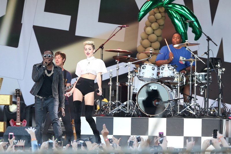 Miley-Cyrus-Performs-at-Jimmy-Kimmel-Live-Los-Angeles-Photo-Images-1