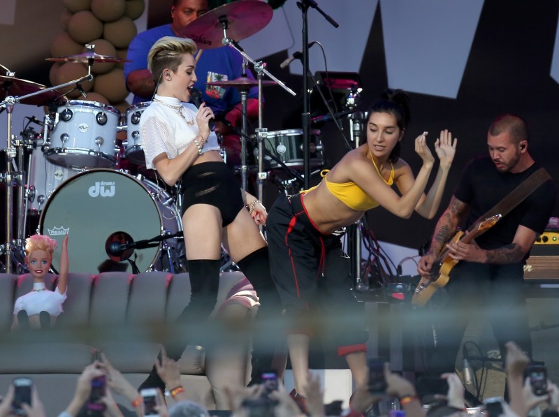 Miley-Cyrus-Performs-at-Jimmy-Kimmel-Live-Los-Angeles-Photo-Images-2