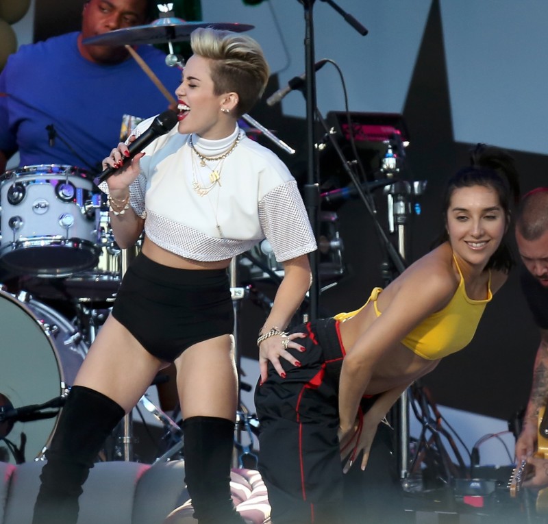 Miley-Cyrus-Performs-at-Jimmy-Kimmel-Live-Los-Angeles-Photo-Images-3