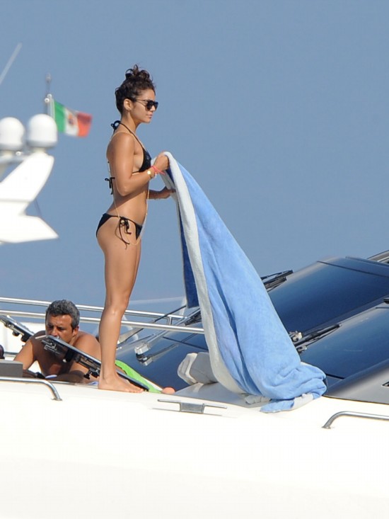 Vanessa-Hudgens-in-Bikini-with-Friends-on-a-Boat-in-Ischia-Photoshoot-Picture-4