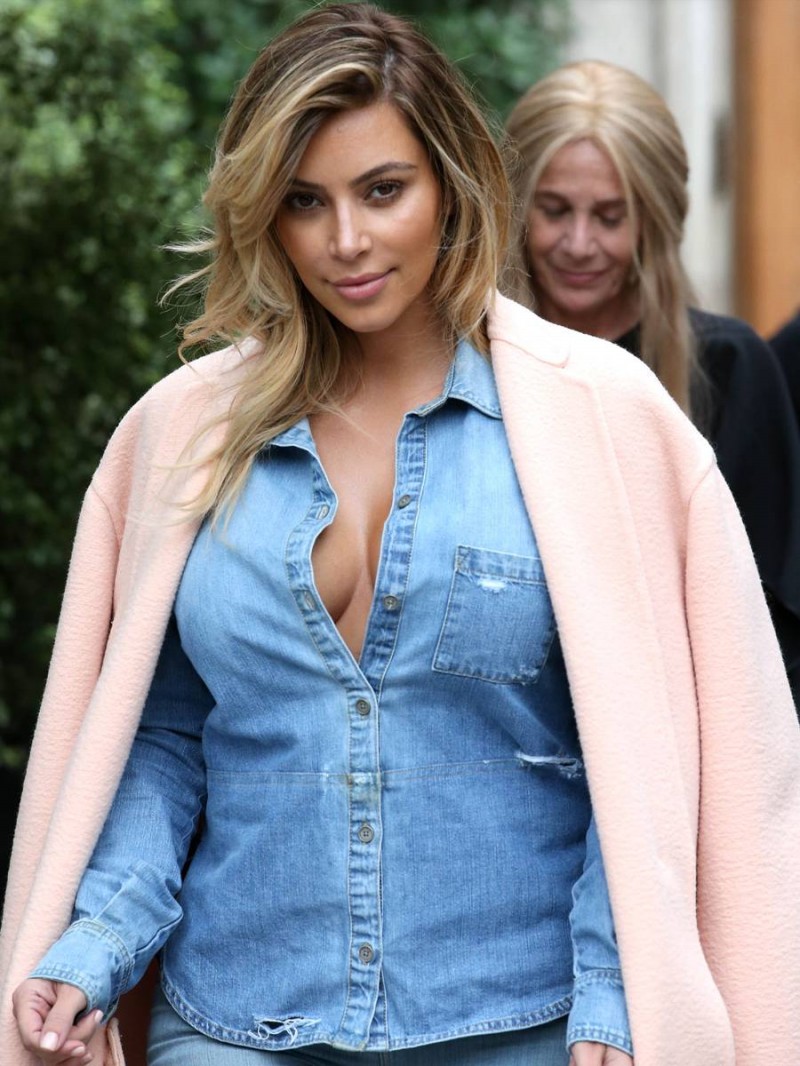 Kim-Kardashian-Cleavage-Candids-in-Paris-Pictures-Image-3