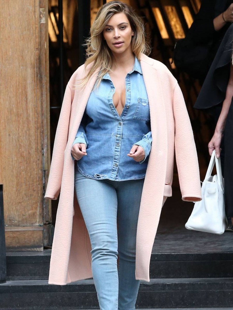 Kim-Kardashian-Cleavage-Candids-in-Paris-Pictures-Image-4