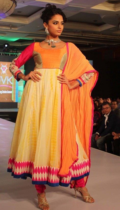 Genelia-Dsouza-Ramp-Walks-for H V Jewels Show Pictures 6