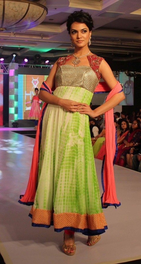 Genelia-Dsouza-Ramp-Walks-for H V Jewels Show Pictures 8