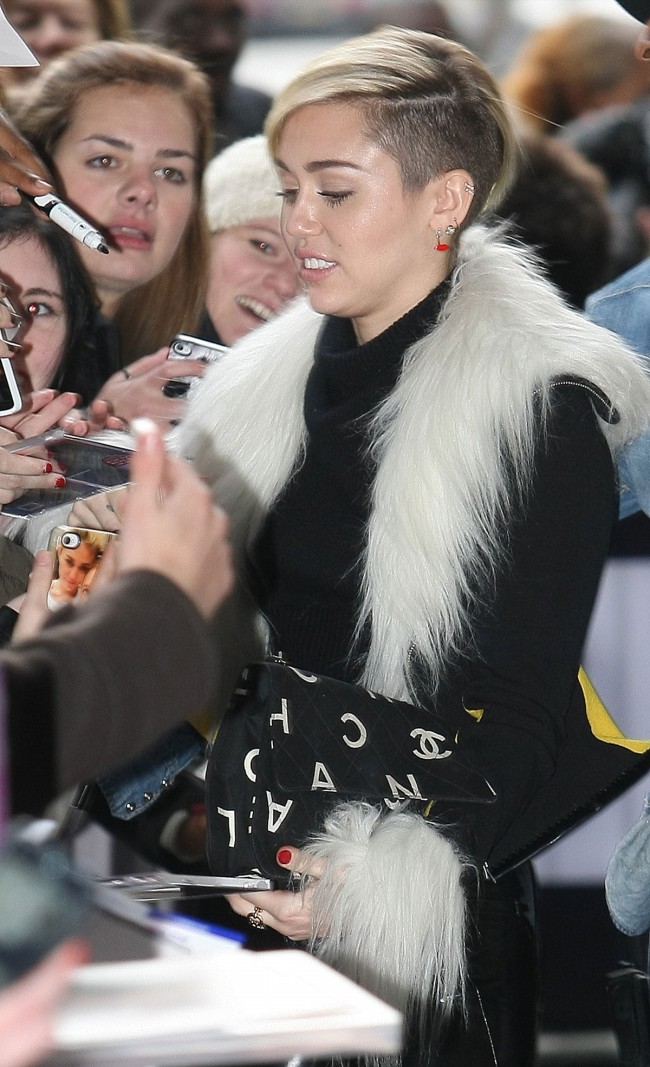 Miley-Cyrus-Arrives-at-BBC-Eadio-1-Studios-in-London-Photoshoot-Pictures-1