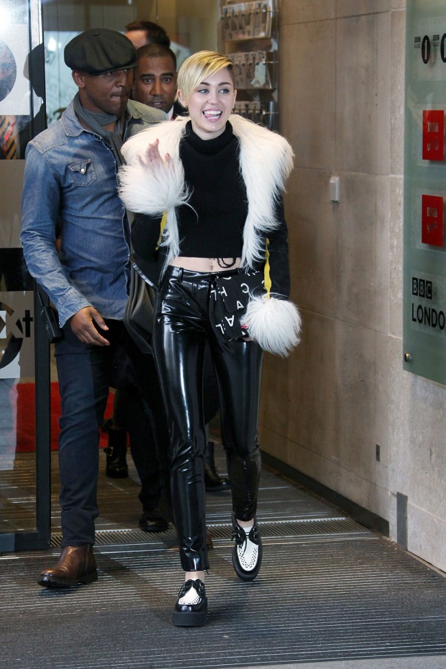 Miley-Cyrus-Arrives-at-BBC-Eadio-1-Studios-in-London-Photoshoot-Pictures-2