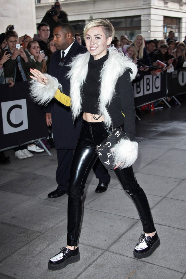 Miley-Cyrus-Arrives-at-BBC-Eadio-1-Studios-in-London-Photoshoot-Pictures-3